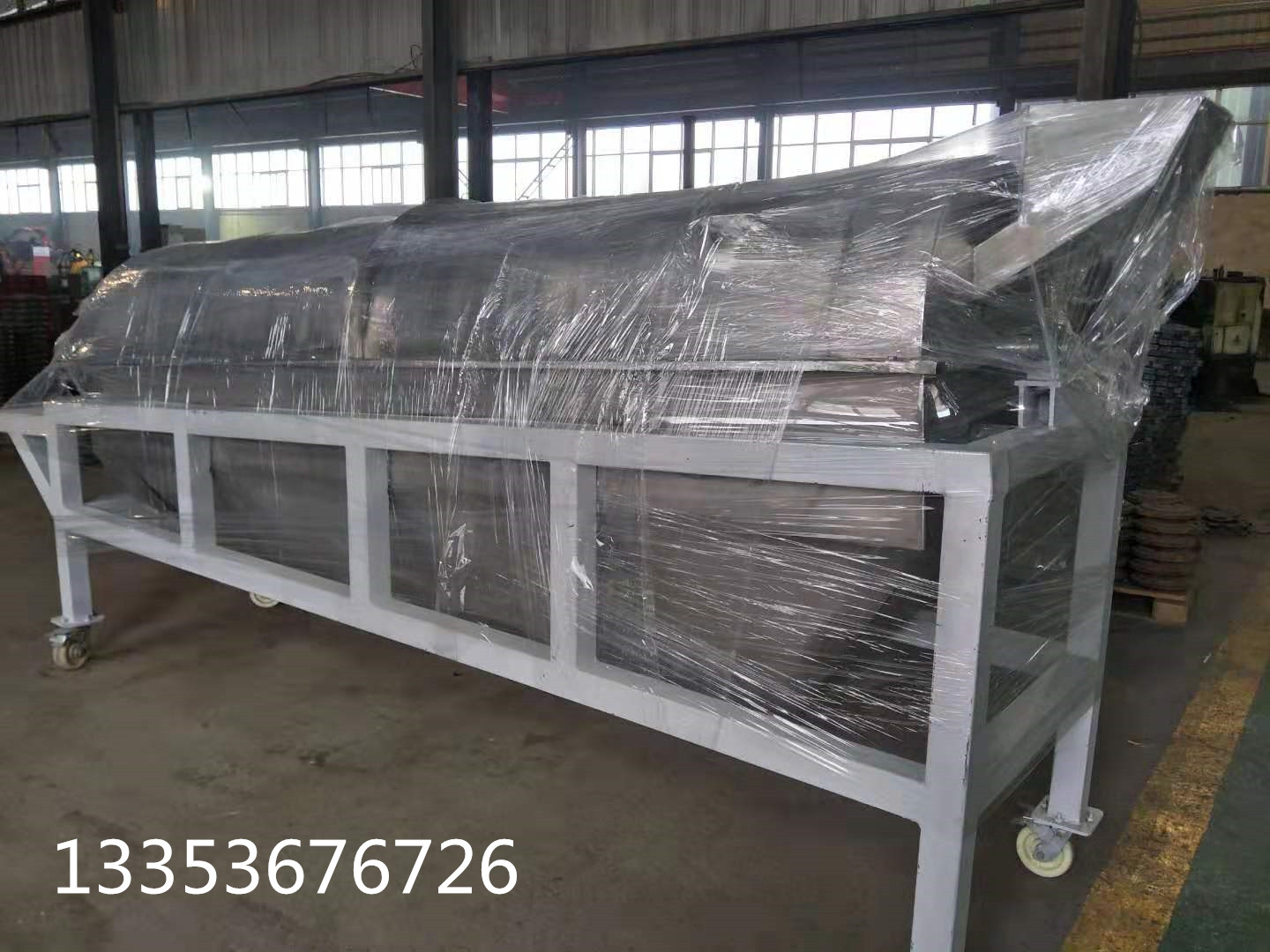 滾筒篩概述 滾筒篩是根據(jù)物料的顆粒大小進行分級處理的一種篩分設備，又被稱為滾筒篩分機，因工藝布置簡單，被廣泛應用于礦山、建材、交通、能源、化工等行業(yè)的產(chǎn)品分級。常用在中、細粒物料的分級篩分。